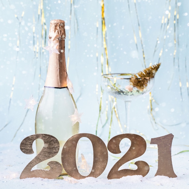 Gelukkig Nieuwjaar 2021 achtergrond met cijfers en champagnefles