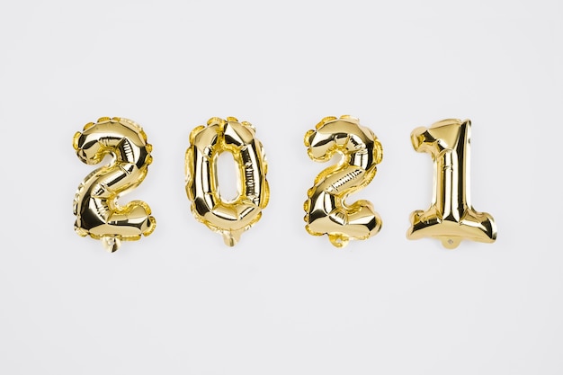 Gelukkig nieuwjaar 2021 feest. Gouden aantal impulsen op wit