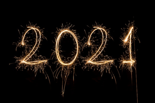 Gelukkig nieuwjaar 2021. Sprankelende brandende tekst Gelukkig Nieuwjaar 2021 geïsoleerd op zwarte achtergrond.