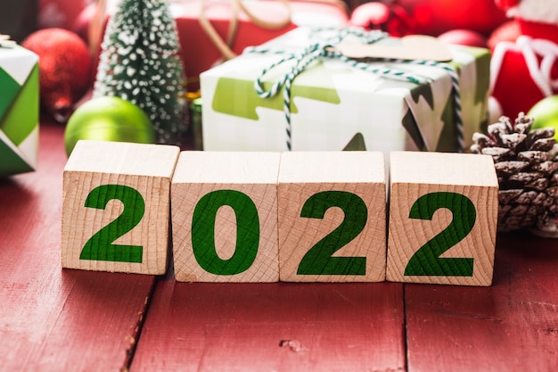 Gelukkig nieuwjaar 2022 kerst 2022 kerstcadeaus geplaatst in een feestelijke sfeer