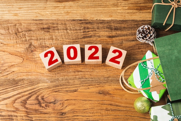 Gelukkig nieuwjaar 2022 kerst 2022 kerstcadeaus geplaatst in een feestelijke sfeer