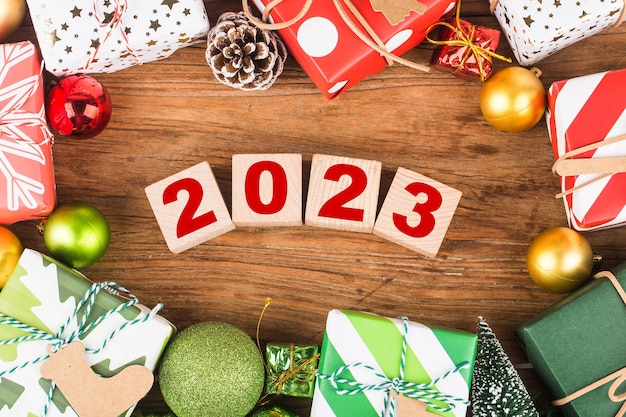 Gelukkig nieuwjaar 2023, Kerstmis 2023, kerstcadeaus geplaatst in een feestelijke sfeer