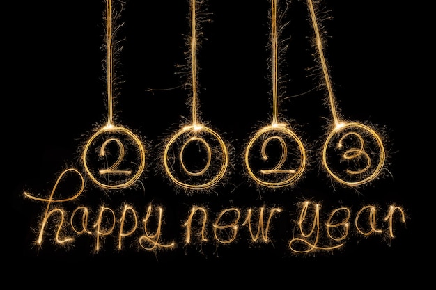 Gelukkig Nieuwjaar 2023. Sprankelende brandende tekst Gelukkig Nieuwjaar 2023 geïsoleerd op zwarte achtergrond. schoonheid