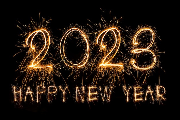 Gelukkig Nieuwjaar 2023. Sprankelende brandende tekst Gelukkig Nieuwjaar 2023 geïsoleerd op zwarte achtergrond. schoonheid