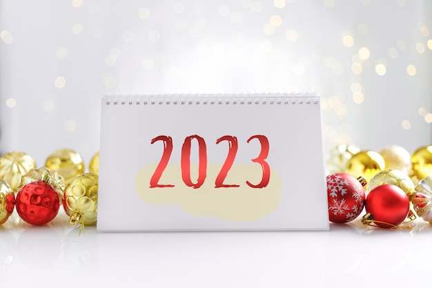 Gelukkig nieuwjaar concept met nummers 2023 op achtergrond bokeh