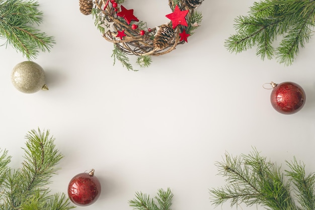 Gelukkig nieuwjaar! Kerstballen op wit bureau. Bovenaanzicht. Vakantie tradities. Ruimte voor uw tekst.