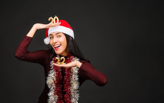 Gelukkig nieuwjaar nummer Latijnse vrouwelijke kerstviering zwarte achtergrond met kopie ruimte