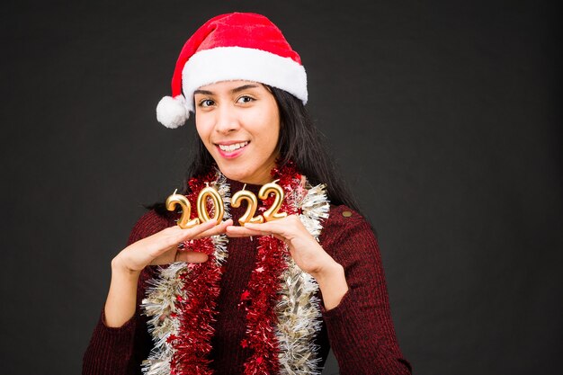 Gelukkig nieuwjaar nummer Latijnse vrouwelijke kerstviering zwarte achtergrond met kopie ruimte