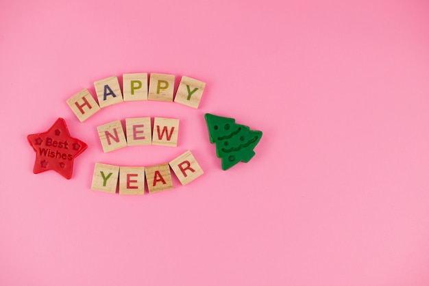 Gelukkig Nieuwjaar wenskaart. Scrabble letters, playdough en plasticine.