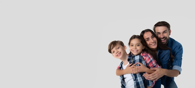 Gelukkig opgewonden mooie en lachende vader mama en die kinderen zitten op de vloer geïsoleerd op een witte achtergrond