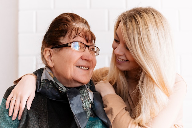 Gelukkig oude oma knuffelen kleinkind