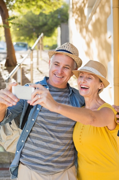 Gelukkig ouder paar dat een selfie samen in de stad neemt