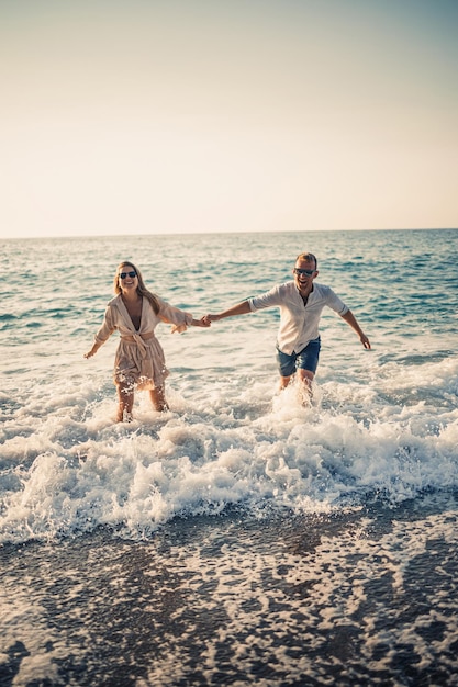 Gelukkig paar aan zee Huwelijksreisliefhebbers Man en vrouw op het eiland Mooi paar plezier aan de kust Gelukkig paar op vakantie Man en vrouw aan zee