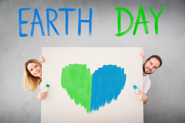 Gelukkig paar bij nieuw huis. Man en vrouw hebben samen plezier. Holiday Earth day en interieurrenovatieconcept