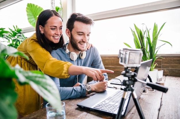 Gelukkig paar bloggers die een video opnemen die voorbereidingen treft om op sociale netwerken te posten