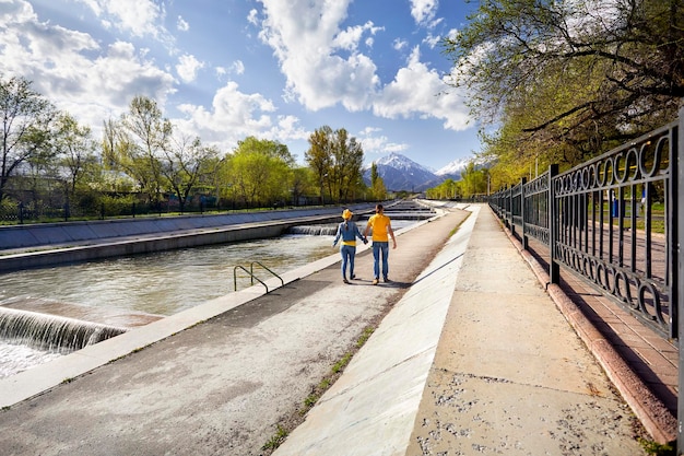 Gelukkig paar dat dichtbij rivier loopt