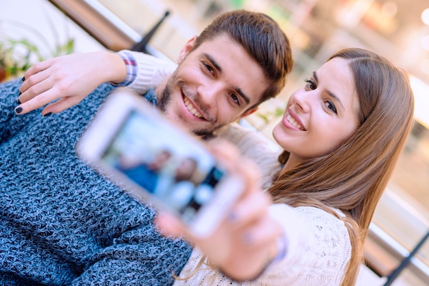 Gelukkig paar dat een selfie