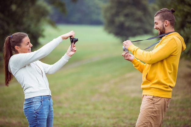 Gelukkig paar dat foto&#39;s van elkaar neemt