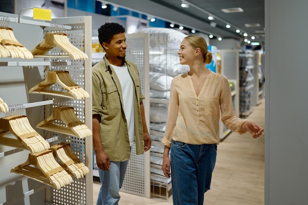 Gelukkig paar dat huishoudelijke artikelen in de winkel koopt