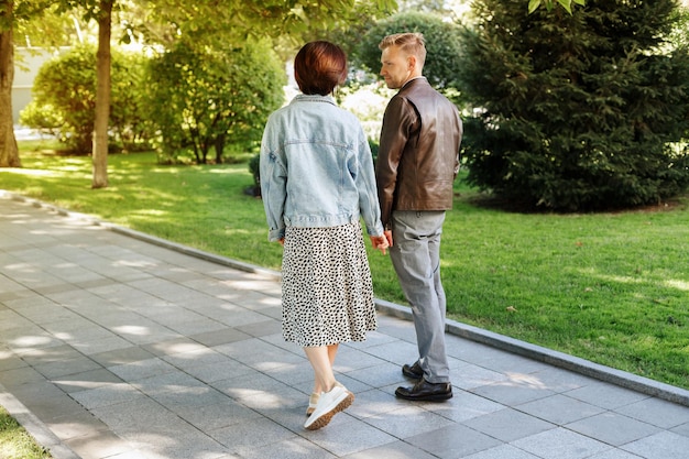 Gelukkig paar dat in het achteraanzicht van het park loopt