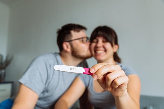 Gelukkig paar dat op zwangerschapstest kijkt