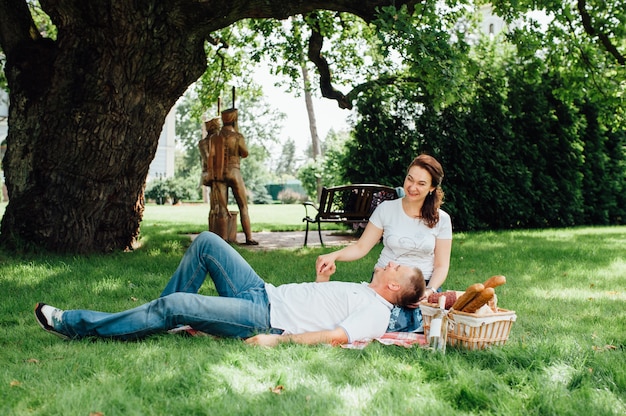 Gelukkig paar dat picknick heeft samen buiten