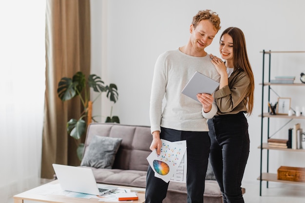 Gelukkig paar dat plannen maakt om het huis samen te herstellen