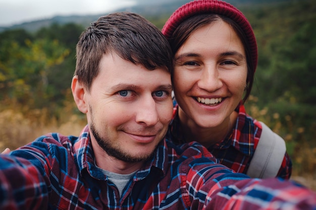 Gelukkig paar dat selfie zelfportretfoto maakt wandelen