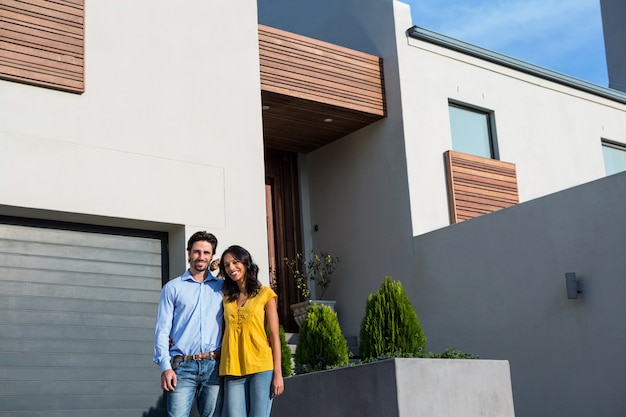 Gelukkig paar dat zich voor nieuw huis bevindt