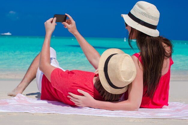 Gelukkig paar die een foto zelf op tropisch strand nemen