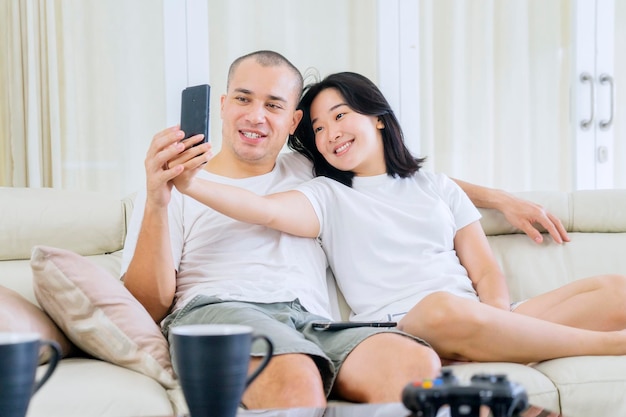 Gelukkig paar die selfie foto samen thuis nemen