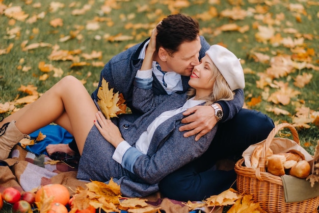 Gelukkig paar genieten van gouden herfst lente seizoen in het park