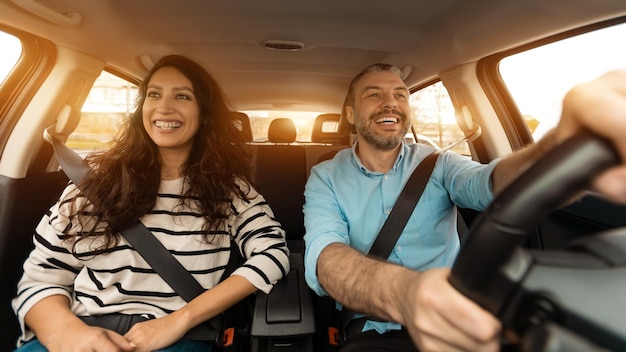 Gelukkig paar genieten van rijden op nieuwe auto