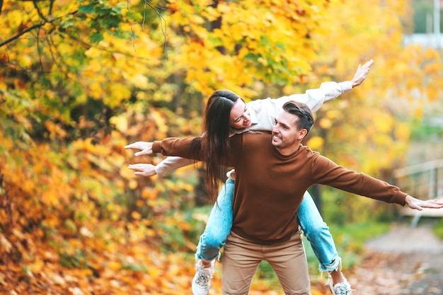 Gelukkig paar in het de herfstpark