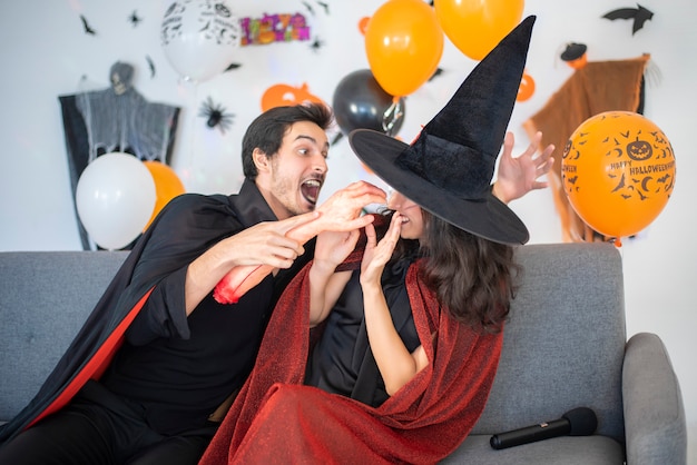 Gelukkig paar liefde in kostuums en make-up op een viering van Halloween