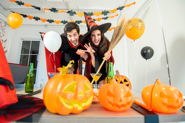 Gelukkig paar liefde in kostuums en make-up op een viering van Halloween