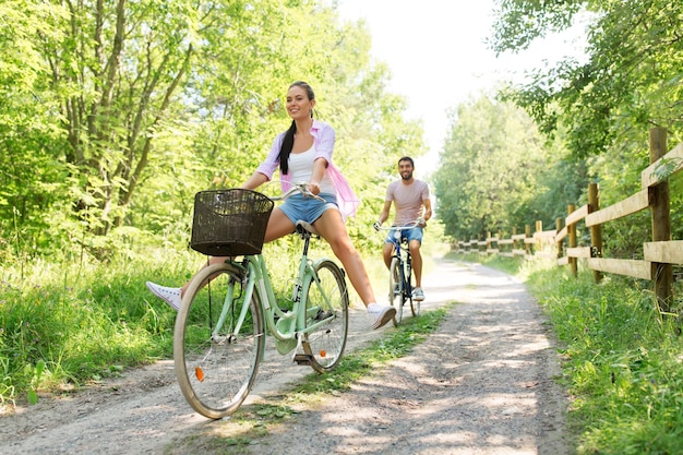 Foto gelukkig paar met fietsen in het zomerpark