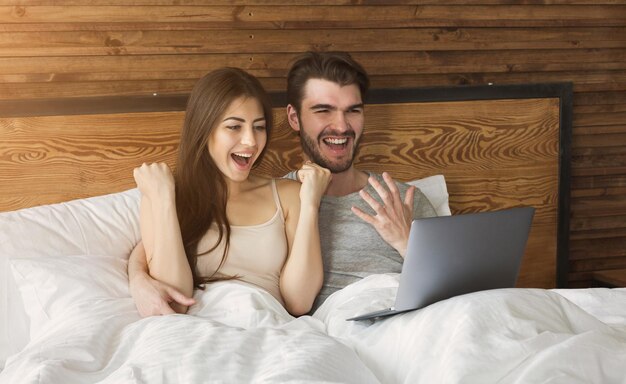 Gelukkig paar met laptop op weekendochtend