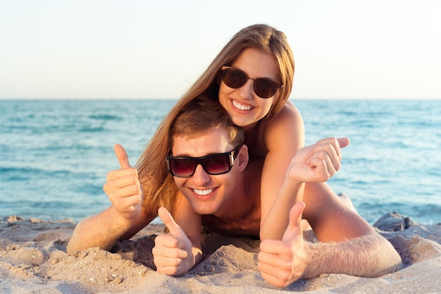 Gelukkig paar met zonnebril plezier op het strand