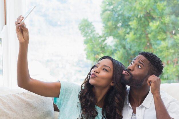 Gelukkig paar op de laag die selfie nemen