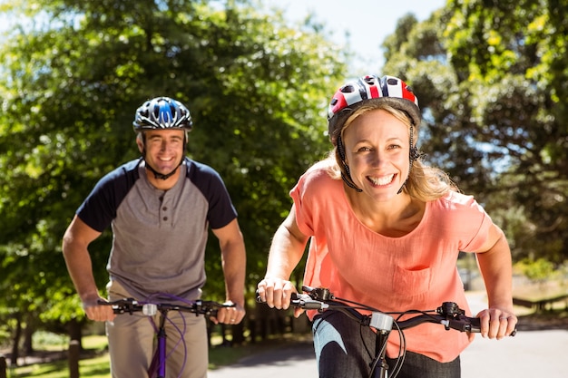 Gelukkig paar op een fietstocht