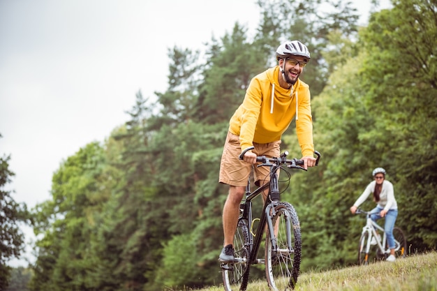 Gelukkig paar op een fietstocht