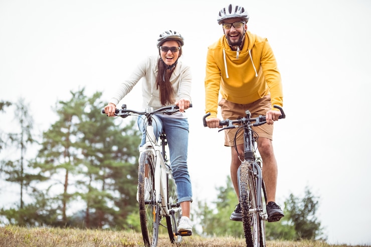 Foto gelukkig paar op een fietstocht
