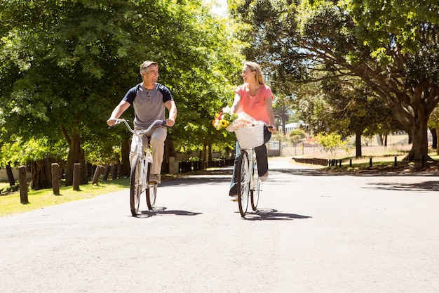 Gelukkig paar op een fietstocht