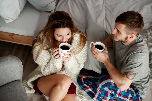 Gelukkig paar praten en koffie drinken