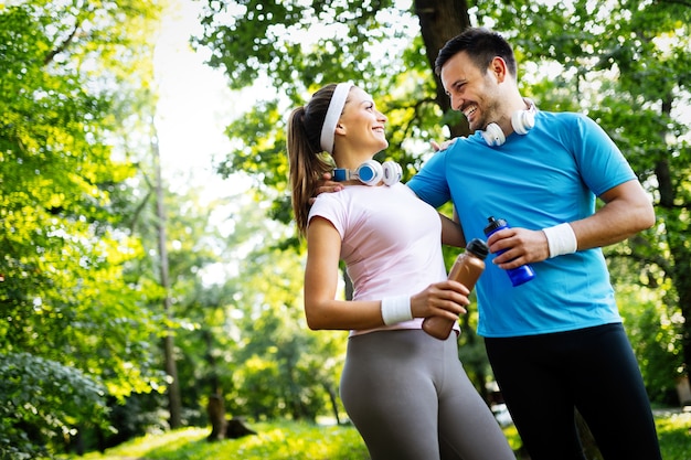 Foto gelukkig paar rennen en sporten samen buiten