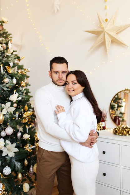 Gelukkig paar thuis op kersttijd