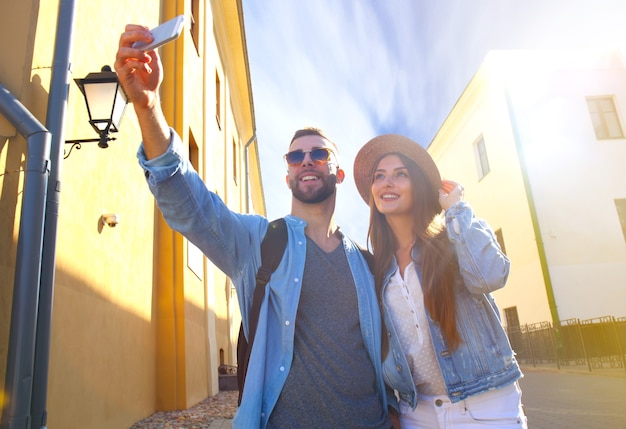 Gelukkig paar toeristen die selfie nemen in de oude stad.