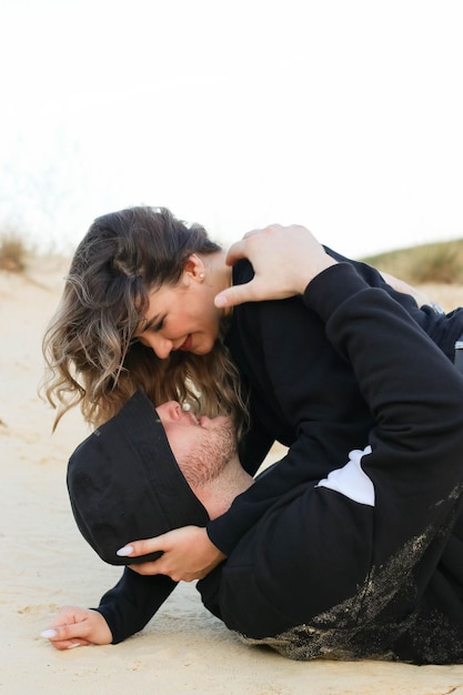 Gelukkig paar verliefd in de natuur Valentijnsdag