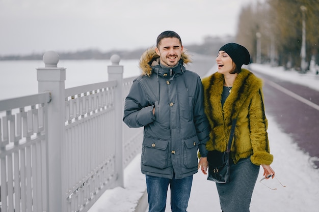 gelukkig paar wandelen door het park op een zonnige winterdag